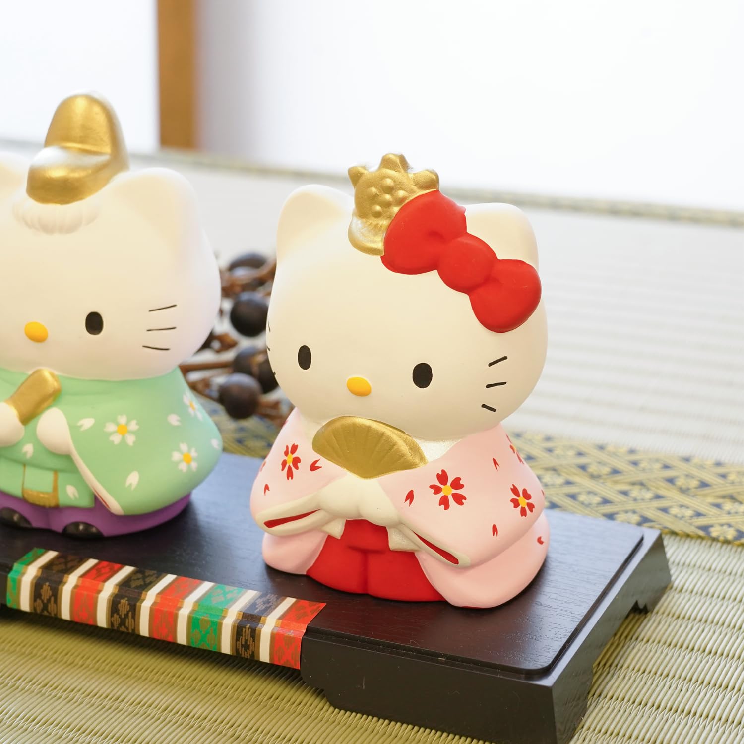 Amazon.co.jp: ふくべ屋 瀬戸焼 ハローキティ 立雛 親王飾り 台座付き